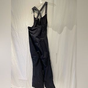 Burton women’s “Kimmy” Gore-Tex ski/snowboard bib pants.